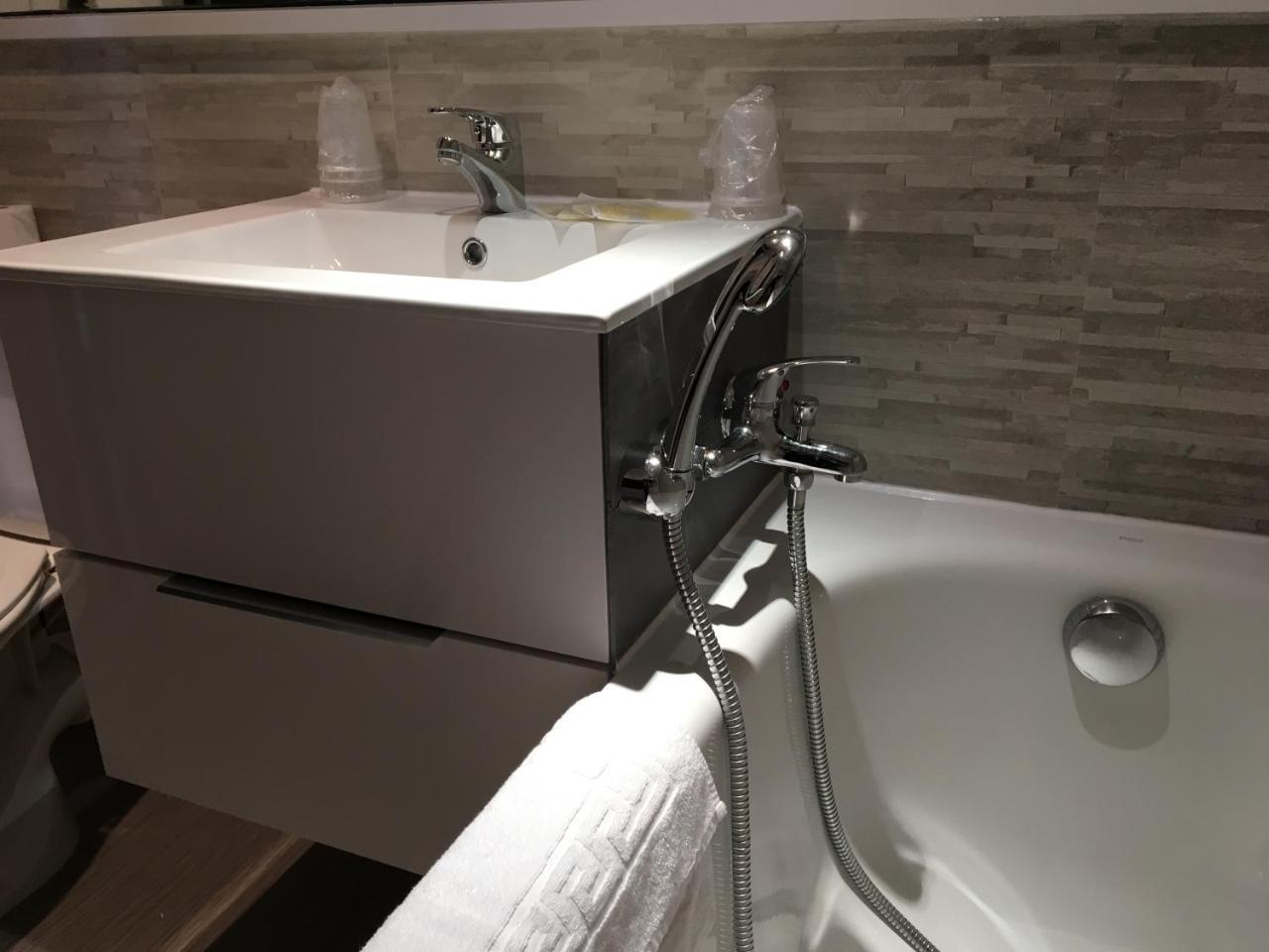 Hotel Les Rives Bleues Ла Гранде-Моте Екстериор снимка